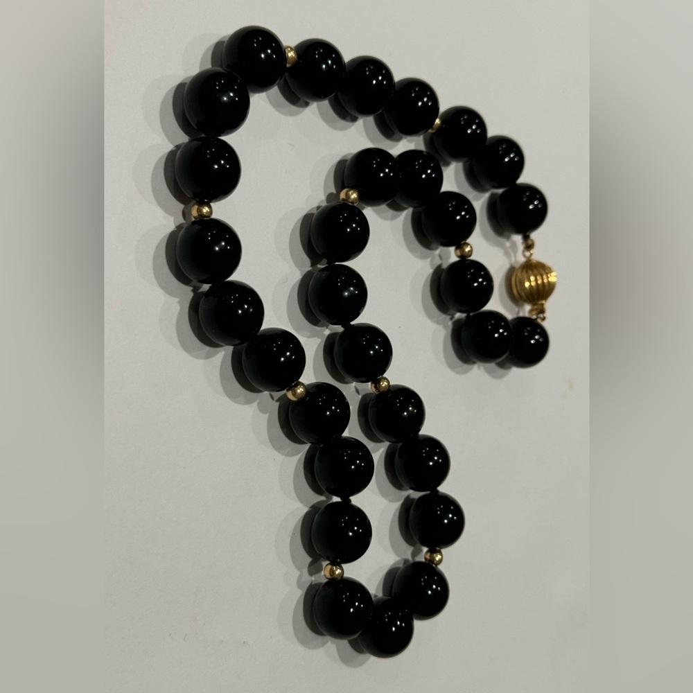 Black onyx 12mm beaded & knotted necklace w/ 14k gold beads & clasp - 17”